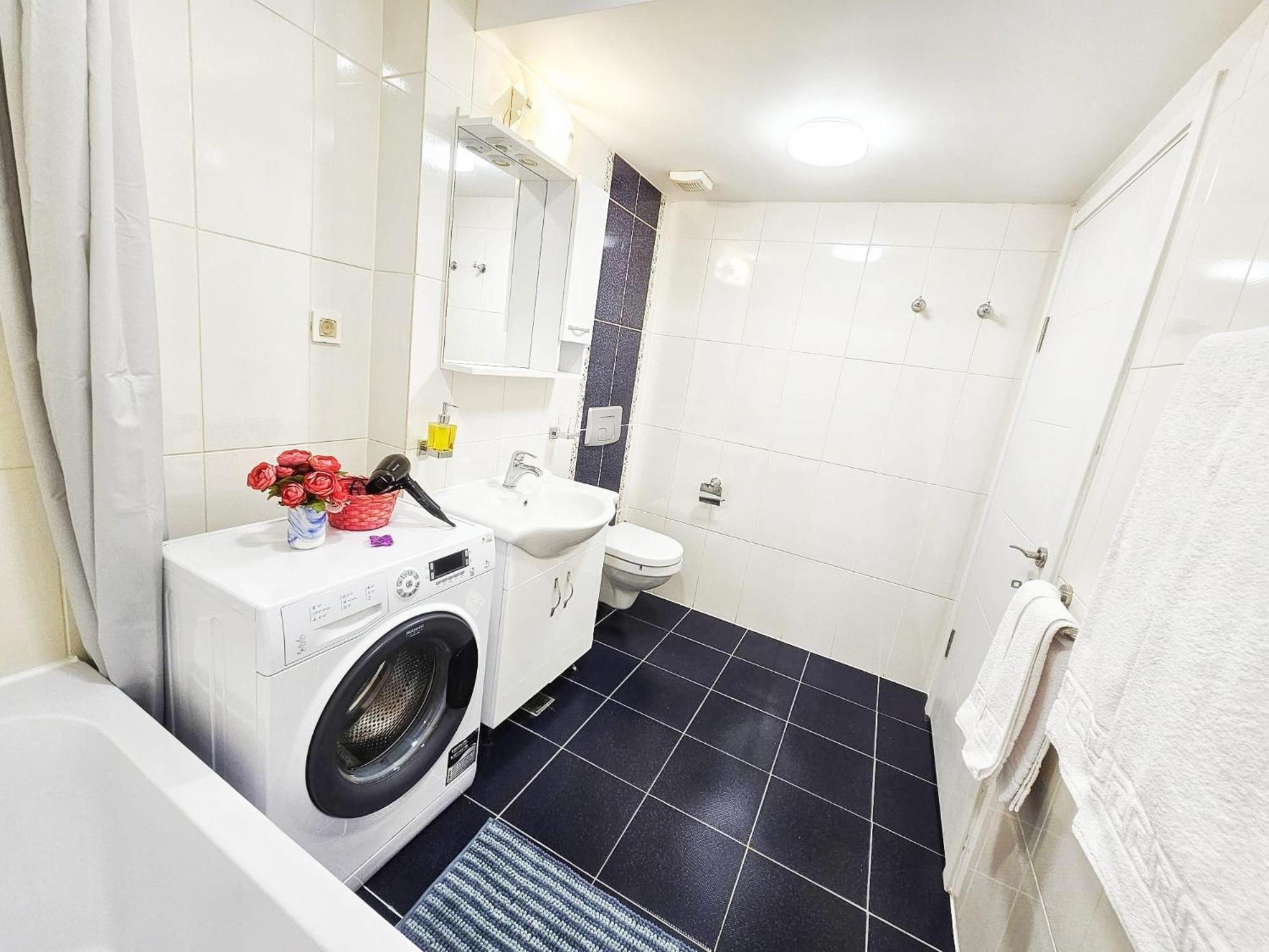 Airport Apartment 70 Squared Meters 奥托佩尼 外观 照片